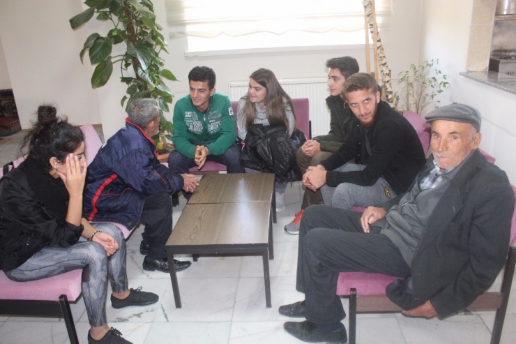 Gönüllü Torunlar, Huzurevi’nde Dedelerine Kitap Okuyor