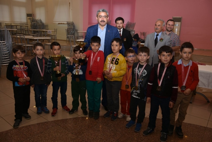 Satranç Şampiyonlarının Ödülleri Başkan Alıcık’tan