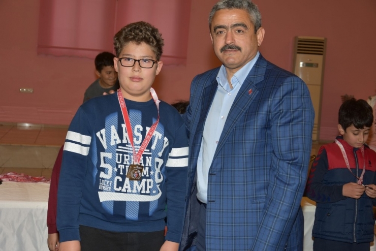 Satranç Şampiyonlarının Ödülleri Başkan Alıcık’tan