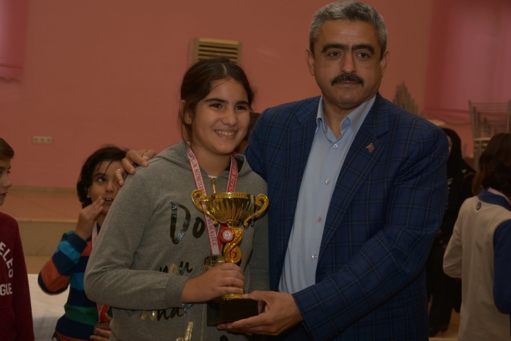 Satranç Şampiyonlarının Ödülleri Başkan Alıcık’tan