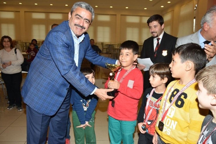 Satranç Şampiyonlarının Ödülleri Başkan Alıcık’tan