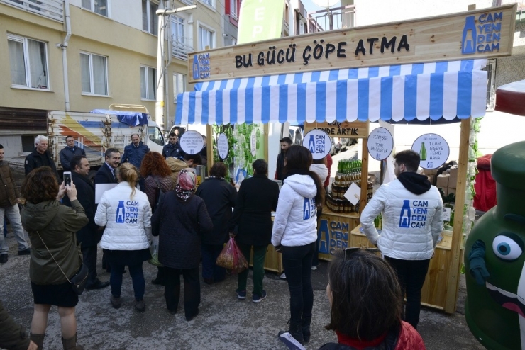 Semt Pazarında "Cam Yeniden Cam” Standı Kuruldu