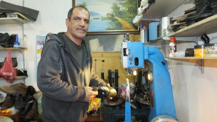 Burhaniye’de Ayakkabı Hastanesi İlgi Gördü