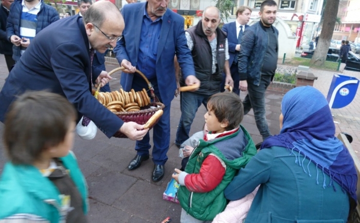 Simit Sepetini Koluna Geçirdi Ve...