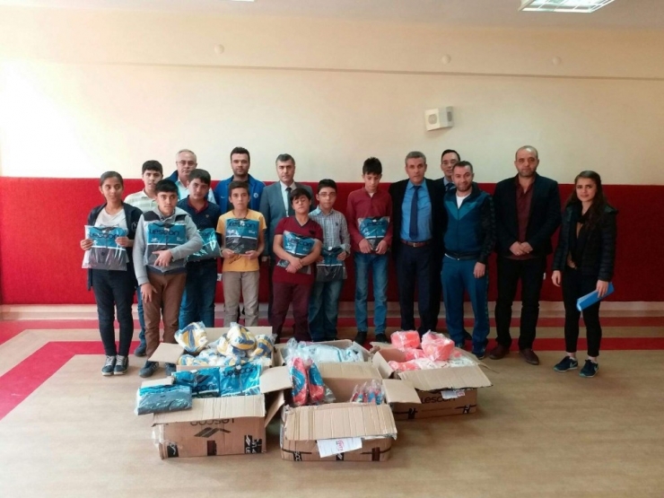 Türk Telekom’dan Öğrencilere Spor Malzemesi