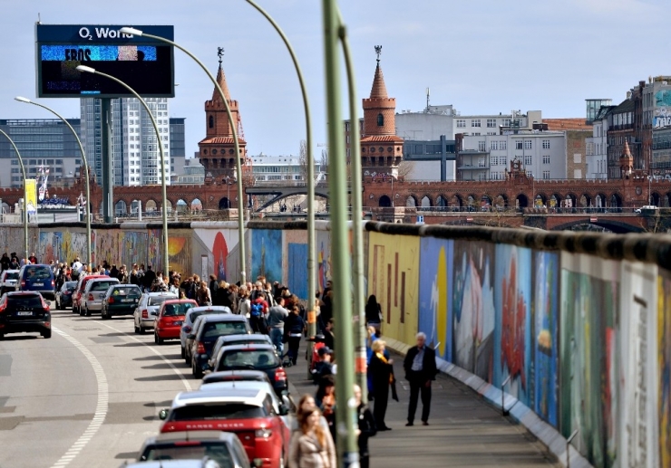 ‘Utanç Duvarı’nın Yıkılışının 28. Yılı Kutlanıyor