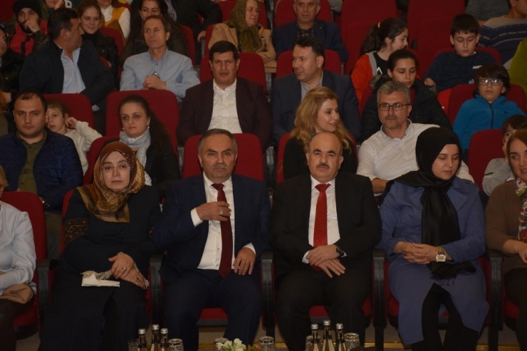 Entrikalı Dolap Komedyası Büyük İlgi Gördü