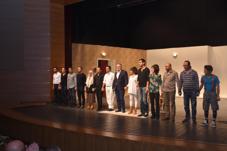 Entrikalı Dolap Komedyası Büyük İlgi Gördü