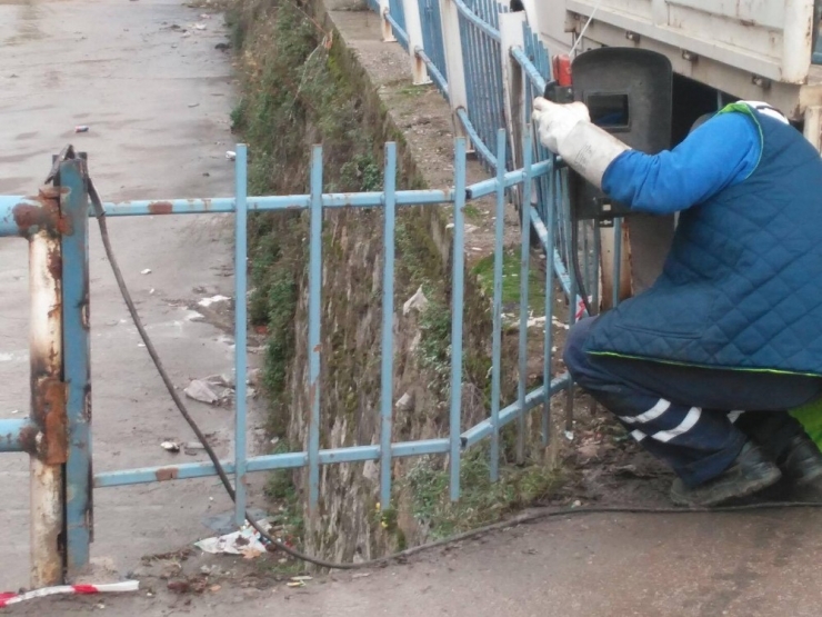 Körfez’de Zarar Gören Korkuluklar Tek Tek Elden Geçiriliyor