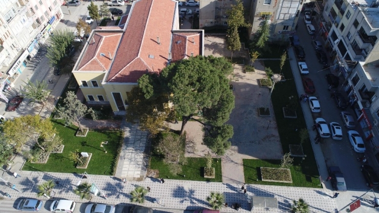 Eski Belediye Binasının Peyzaj Çalışmaları Tamamlandı
