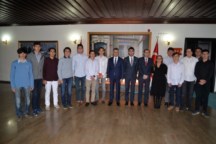 Polonya’da Staj Yapan Öğrencilerden Vali Baruş’a Ziyaret