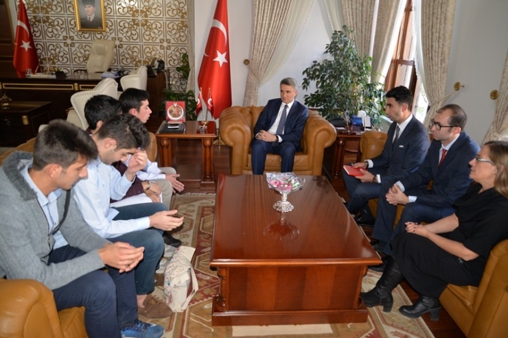 Polonya’da Staj Yapan Öğrencilerden Vali Baruş’a Ziyaret