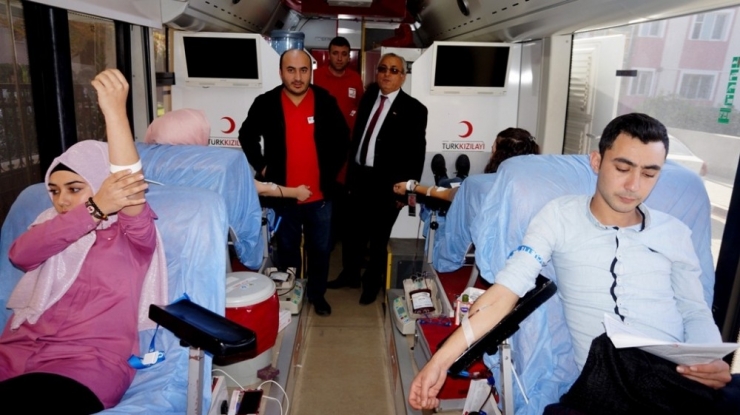 Sarıgöl’de Üniversite Öğrencilerinden Kan Bağışı