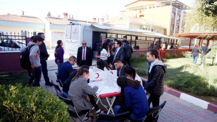 Sarıgöl’de Üniversite Öğrencilerinden Kan Bağışı