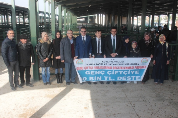 Tavşanlı’da 5 Çiftçiye Küçükbaş Hayvan Hibe Edildi