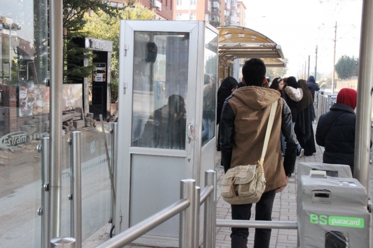 Tek Kişilik Alüminyum Kulübede Zorlu Tramvay Nöbeti