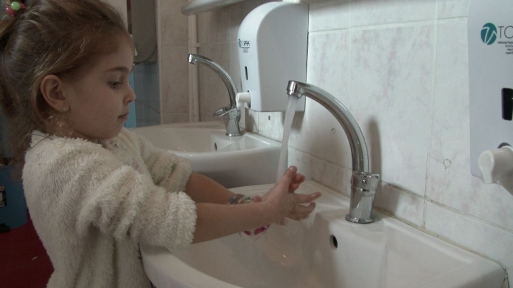 Teski Minik Elleri Üşütmeyecek