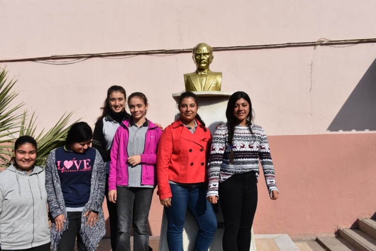 Okulun Atatürk Büstü Yardım Sevenler Derneğinden