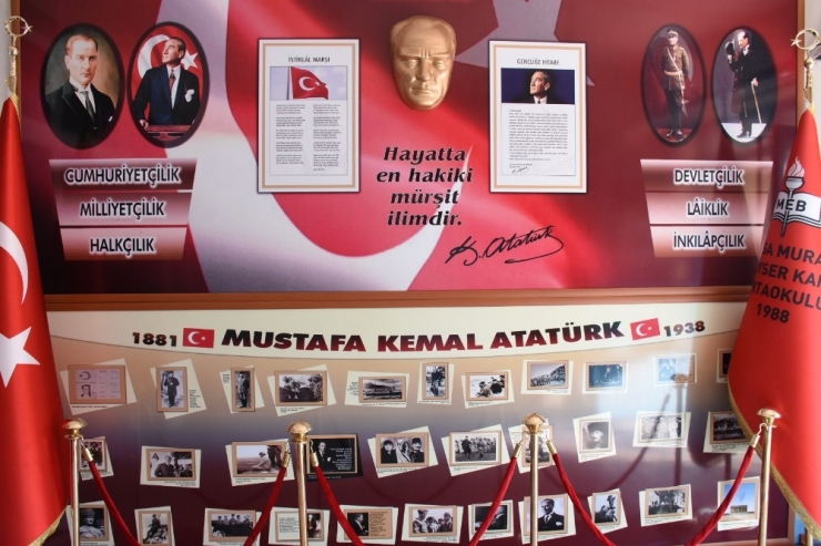 Okulun Atatürk Büstü Yardım Sevenler Derneğinden