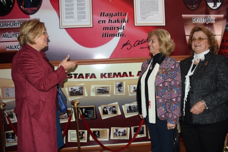 Okulun Atatürk Büstü Yardım Sevenler Derneğinden