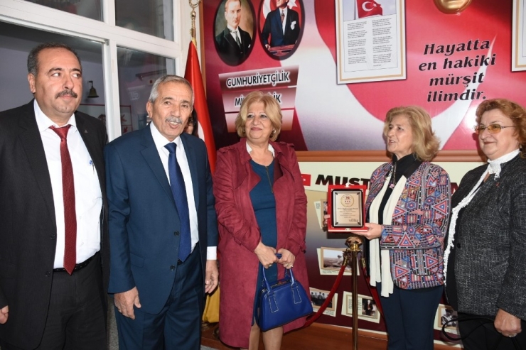 Okulun Atatürk Büstü Yardım Sevenler Derneğinden