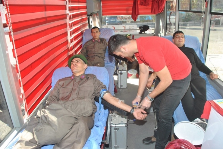 Uşak’ta Mehmetçik Asil Kanını Bağışladı