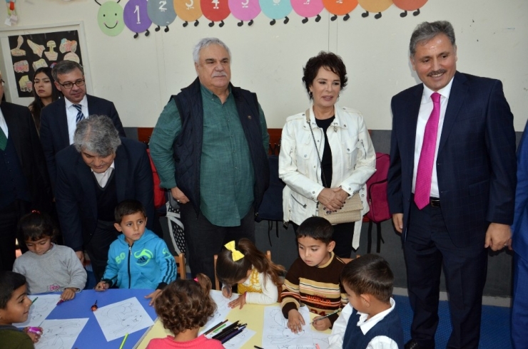 Ünlü Oyuncular Suriyeli Mültecilere Konuk Oldu