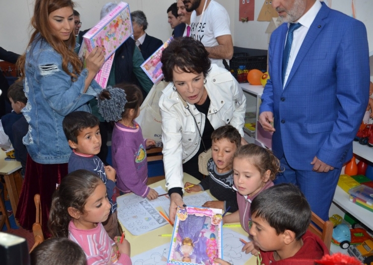 Ünlü Oyuncular Suriyeli Mültecilere Konuk Oldu