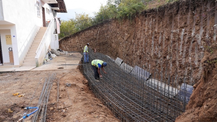 Başiskele’de Yol Ve Binalar Perde Duvarlarıyla Korunuyor