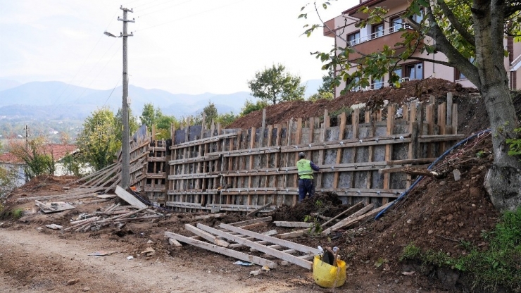 Başiskele’de Yol Ve Binalar Perde Duvarlarıyla Korunuyor