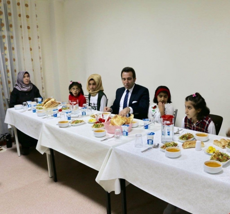 Vali Mantı, Çocuklarla Bir Araya Geldi