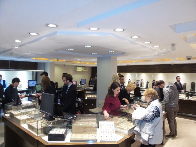 Vatandaşlar İndirimli Altın Ve Pırlantalara Yoğun İlgi Gösterdi