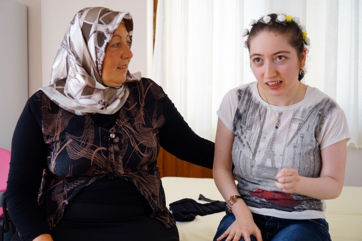 Yürüyemez Denilen Özge, 22 Yaşında Yürümeye Öğrendi