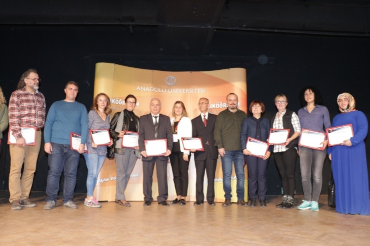 Açık Öğretim Fakültesinin Başarılı Öğrencileri Belgelerini Aldı