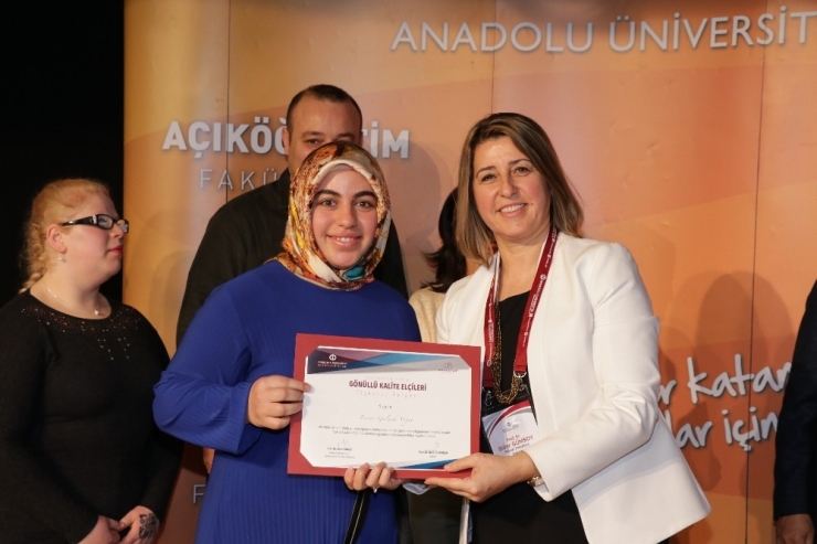 Açık Öğretim Fakültesinin Başarılı Öğrencileri Belgelerini Aldı