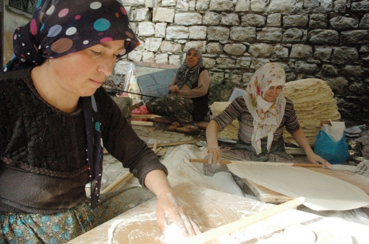 Kadınların Kışlık Yufka Ekmek Telaşı