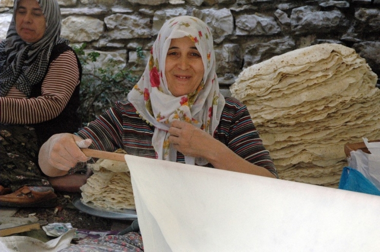 Kadınların Kışlık Yufka Ekmek Telaşı