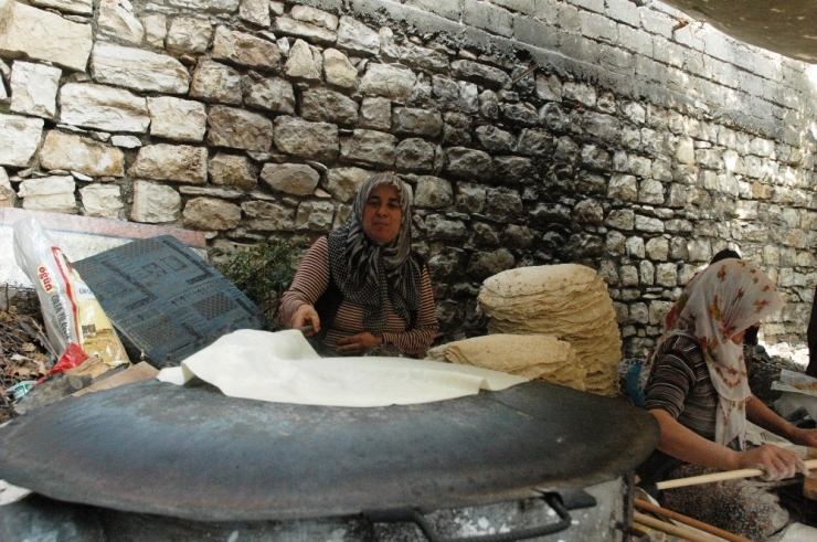Kadınların Kışlık Yufka Ekmek Telaşı