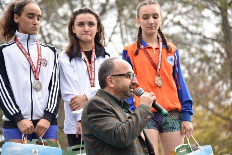 Ödülleri Başkan Hüseyin Üzülmez Verdi