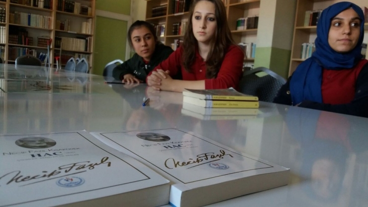 Kula’da Gençler Kitap Okuma Halkaları Oluşturuyor