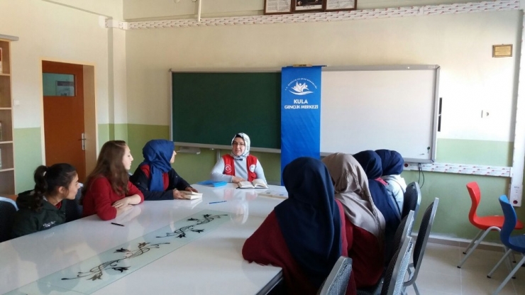 Kula’da Gençler Kitap Okuma Halkaları Oluşturuyor