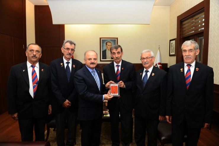Muharip Gaziler Derneği Yöneticileri Vali Çakacak’ı Ziyaret Etti
