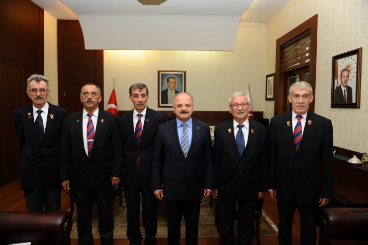 Muharip Gaziler Derneği Yöneticileri Vali Çakacak’ı Ziyaret Etti