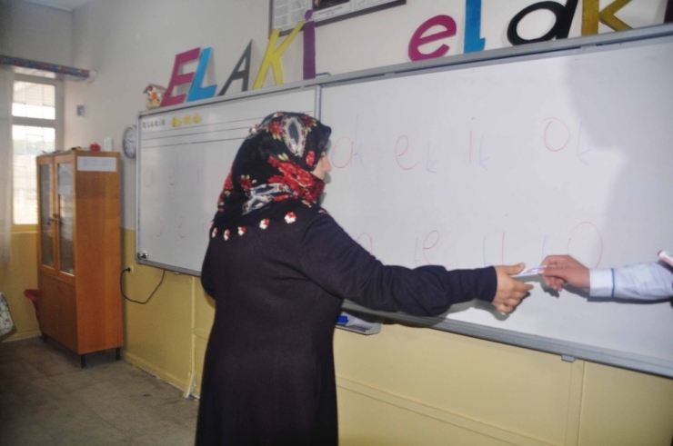 Anne Ve Çocukları Aynı Sırada Eğitim Görüyor