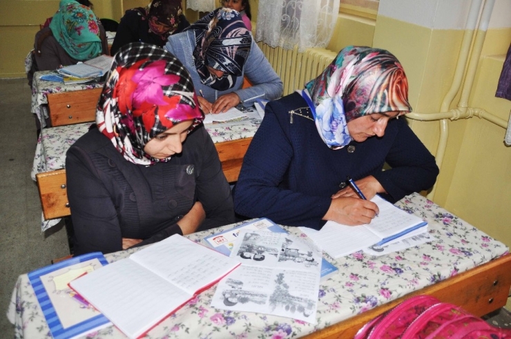 Anne Ve Çocukları Aynı Sırada Eğitim Görüyor