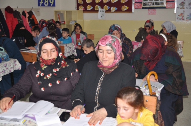 Anne Ve Çocukları Aynı Sırada Eğitim Görüyor