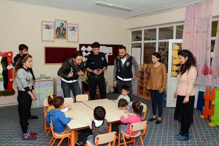 Polislerden Minik Öğrencilere Sürpriz Ziyaret