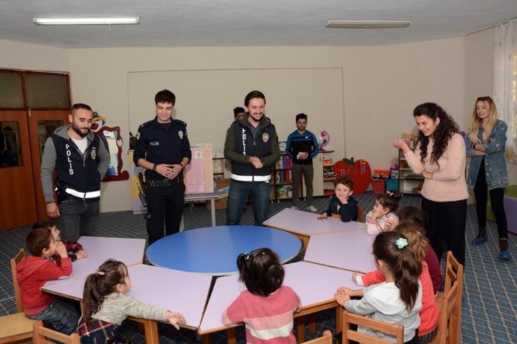 Polislerden Minik Öğrencilere Sürpriz Ziyaret