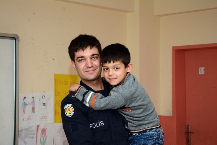 Polislerden Minik Öğrencilere Sürpriz Ziyaret