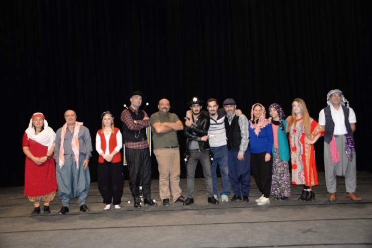 Sağlık Çalışanları ’Erkekler Köyü’ Oyunuyla Tam Not Aldı